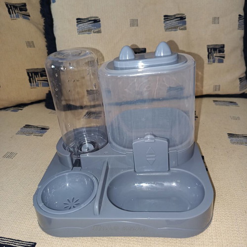 Cat Food Container like new with dry food and water bowl