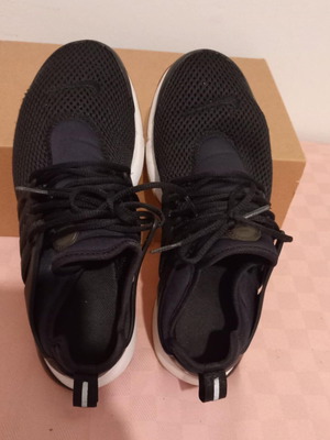 Nike Air athletic shoes used, size 38, black and white, with minor defect