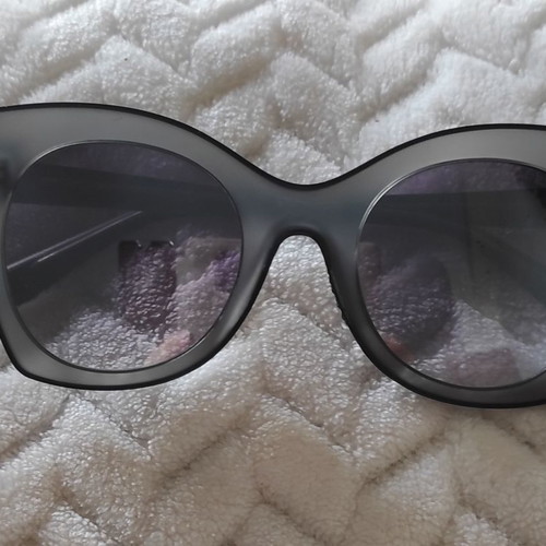 Guess sunglasses used with mirror lens and case