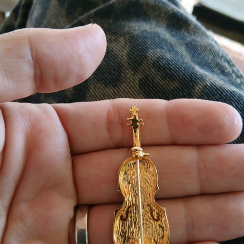 Violin brooch like new in gold color