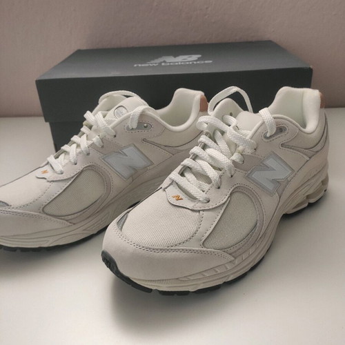 New Balance 2002R athletic shoes new, size 41.5 with box