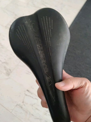 Orbea εργονομική σέλα ποδηλάτου με κεντρικό άνοιγμα σε μαύρο