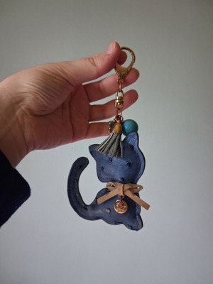 Blue cat keychain like new, suitable for large bags