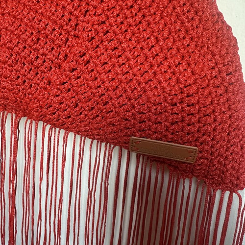 Handmade knitted shoulder bag with gold chain and fringes, red
