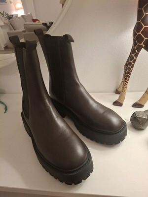 Δερμάτινα μποτάκια PS καφέ καινούργια, μέγεθος 40