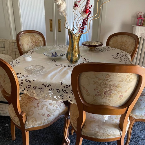 Wooden extendable dining table with 5 chairs like new