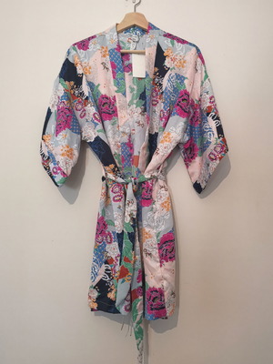 Satin kimono new with floral details S/M