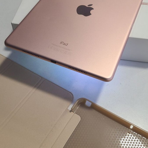 Apple iPad Pro 9.7inch 2016 128GB Cellular like new with case