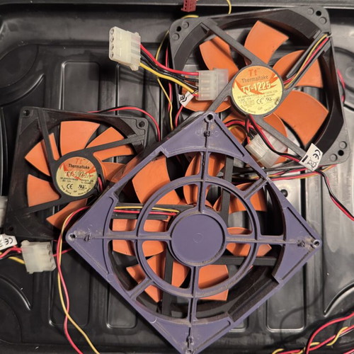 Thermaltake fan set used, 2x 120mm TT-1225 and 1x 90mm TT-9025A