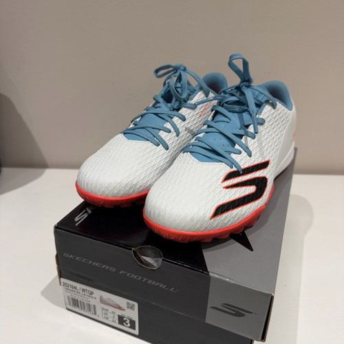Skechers Soccer Shoes SKX_2 JR Youth TF like new, white and blue, size 35