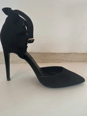 Black Celebrity Suede Stiletto Pumps with Ruffles like new, size 38