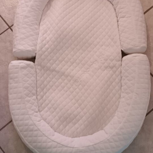 Greco Strom Cozy Hug baby nest like new, white quilted texture