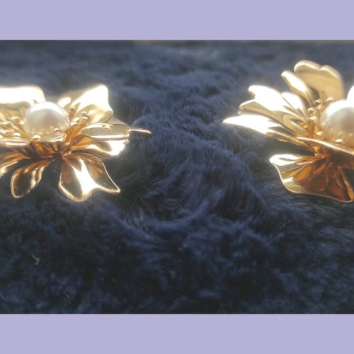 Flower stud earrings new, gold color with pearl