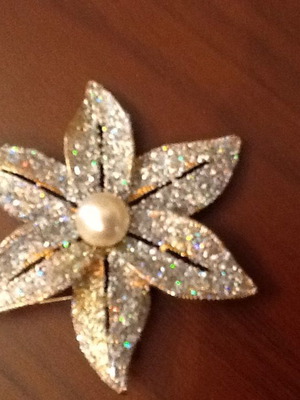 Vintage pin like new, gold and silver colors