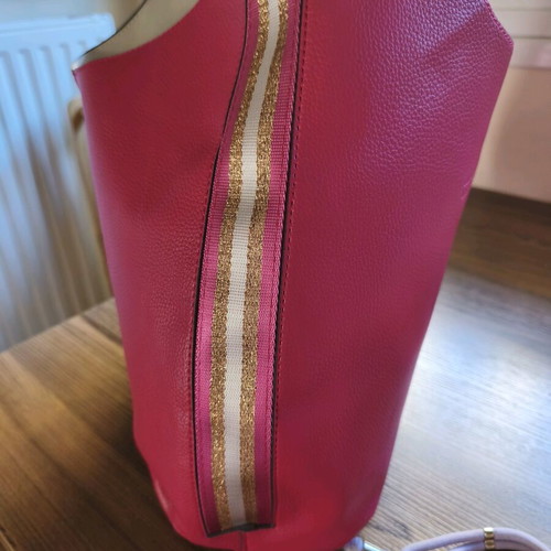 Axel shoulder bag large like new, fuchsia