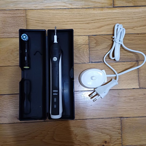 Electric Toothbrush with 4 Replacement Heads like new