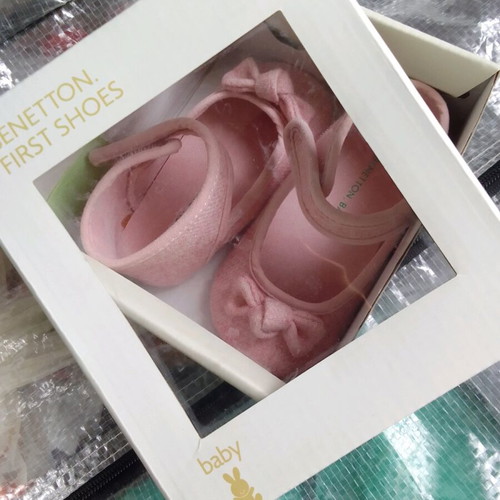Benneton baby girl hug shoes size 19 like new