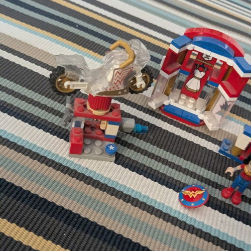LEGO DC Super Hero Girls 41235 Wonder Woman Dorm Retired