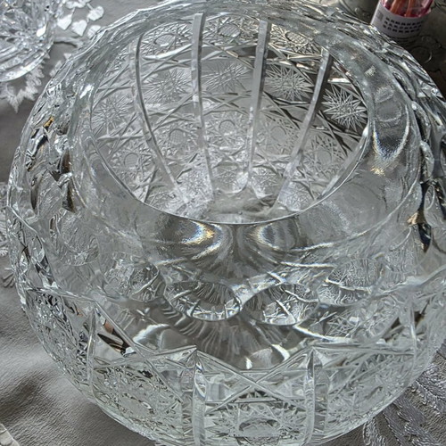 Vintage crystal bowl like new with intricate cut designs