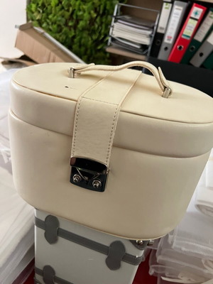 Medium leatherette vanity case with mirror like new