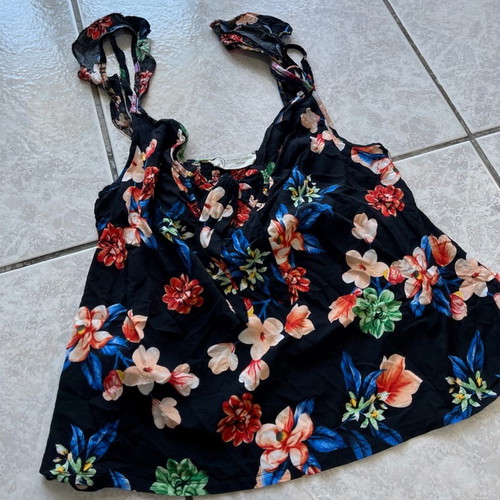 Floral t-shirt size M with unique front ruffle