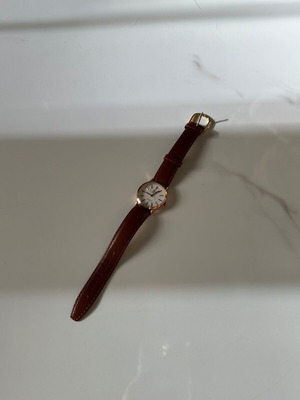 Quartz ρολόι μεταχειρισμένο με καφέ δερμάτινο λουράκι και χρυσαφί λεπτομέρειες