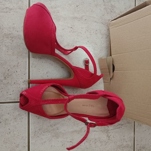 Coral high heels used in excellent condition size 36