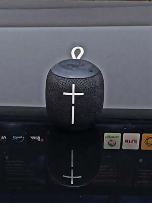 Ultimate Ears Wonderboom Bluetooth speaker like new, waterproof