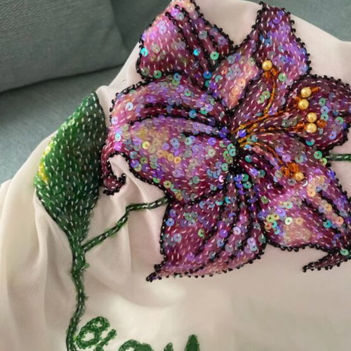 T-shirt like new, size S, white with floral embroidery