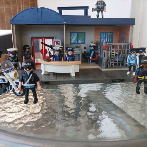 Playmobil police station in very good condition with 13 figures