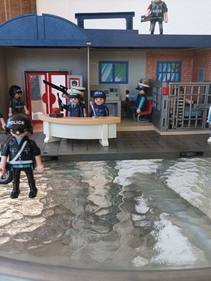 Αστυνομικό τμήμα Playmobil σε πολύ καλή κατάσταση με 13 φιγούρες