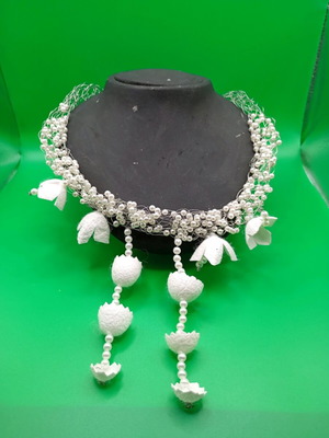 Χειροποίητο κολιέ με κουκούλια μεταξοσκώληκα και λευκές πέρλες, ετοιμοπαράδοτο