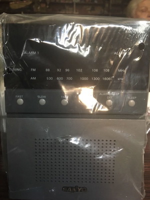 Vintage ρετρό ρολόι-ξυπνητήρι-ραδιόφωνο Sanyo καινούργιο