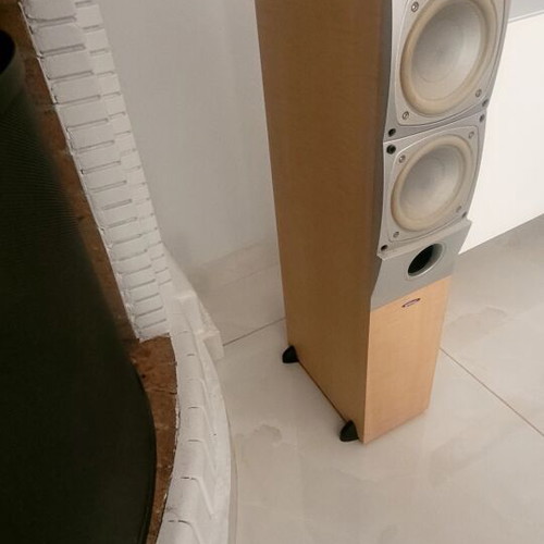 Speaker columns with subwoofer and clear sound