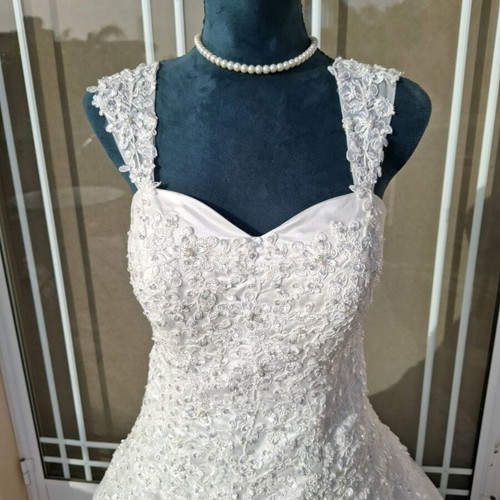 Elegant wedding dress size L white new with storage bag and petticoat