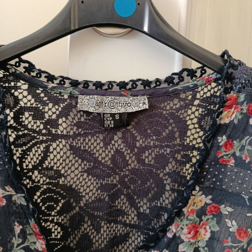 Attrattivo floral blouse with lace back, like new, size S
