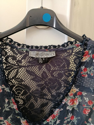 Attrattivo floral blouse with lace back, like new, size S