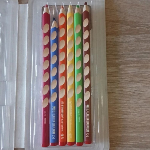 Stabilo Easy Start colored pencils used, 6 colors for right-handed kids