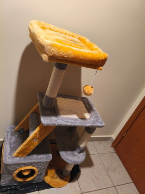 Cat Tree Scratching Post like new