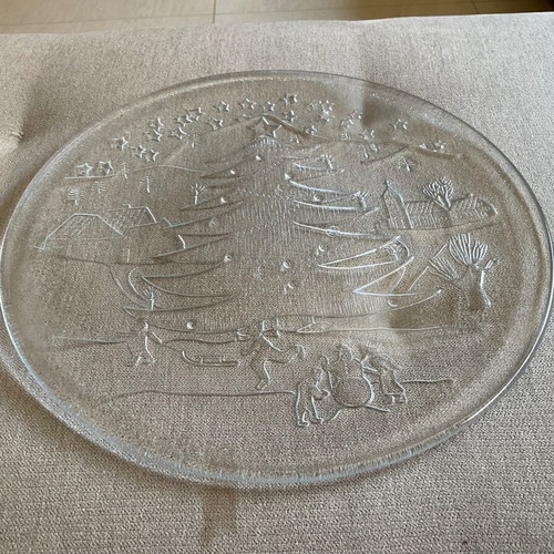 Round Christmas vintage platter like new