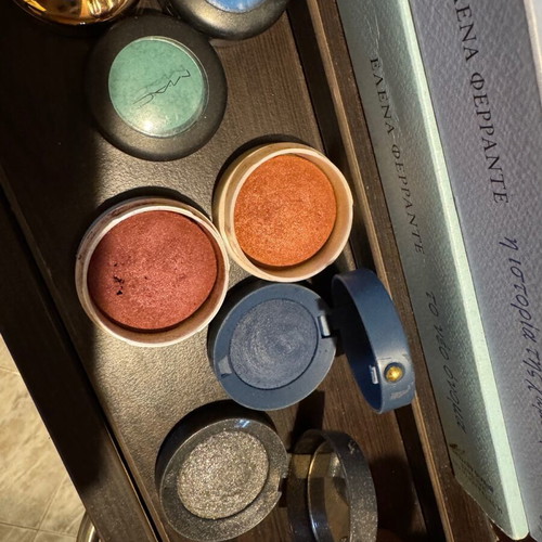 20 eyeshadows like new in various colors