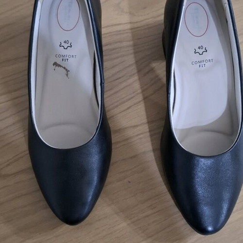 Tamaris black pumps size 40 like new