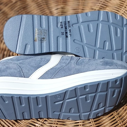 Athletic shoes new, blue, size 38 with stable platform