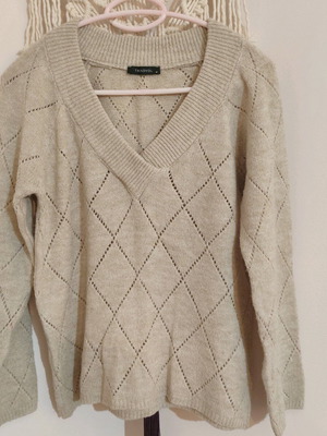 Beige knitted sweater with quilted pattern like new, size M