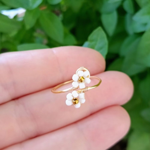 Handmade wire flower ring with adjustable size, white and gold