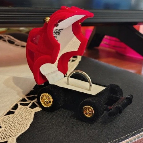 Velvet ring box in car shape new