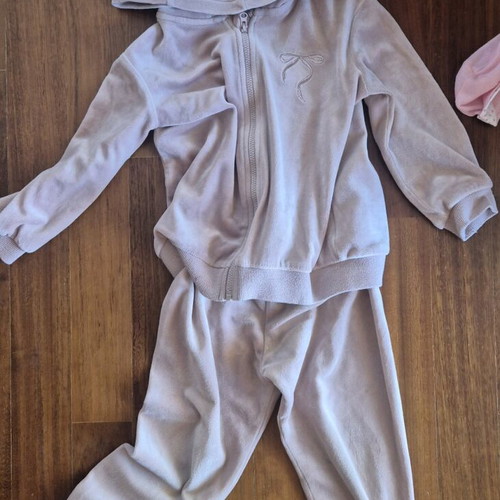 Children's tracksuit sets like new, 4 pieces for ages 3-4