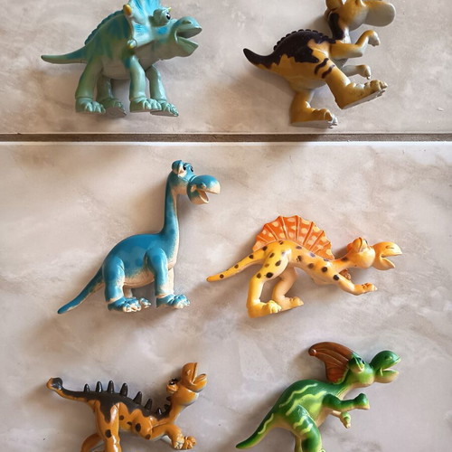 Cartoon dinosaur figures set of 6 used, plastic