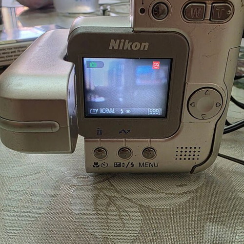 Nikon COOLPIX SQ 3.1MP digital camera used with CF card