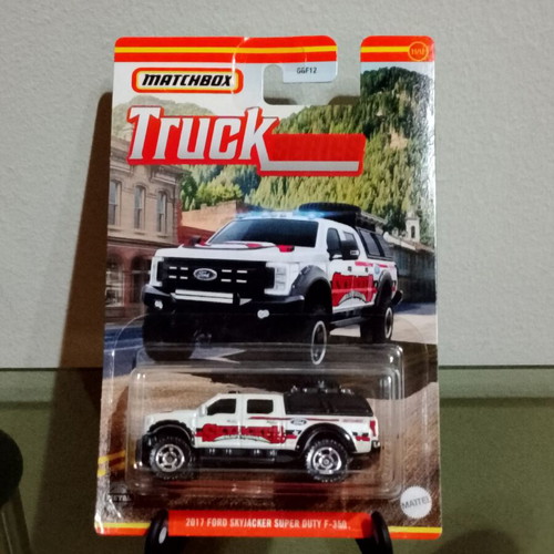 Matchbox 2017 Ford Skyjacker Super Duty F-350 toy truck